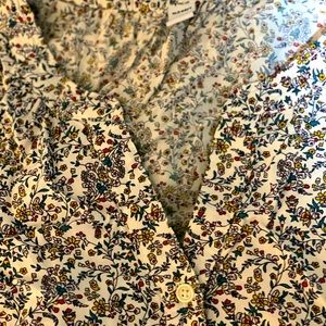 Old Navy blouse size XL. Button at the bottom of the sleeve. Floral print.